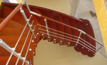 Schody policzkowe z metalowymi balustradami