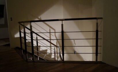 Schody policzkowe z metalowymi balustradami