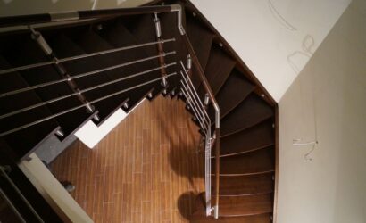 Schody policzkowe z metalowymi balustradami