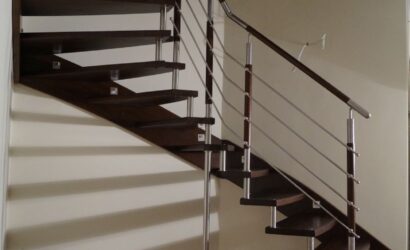 Schody policzkowe z metalowymi balustradami