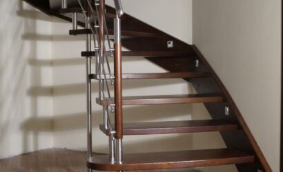 Schody policzkowe z metalowymi balustradami