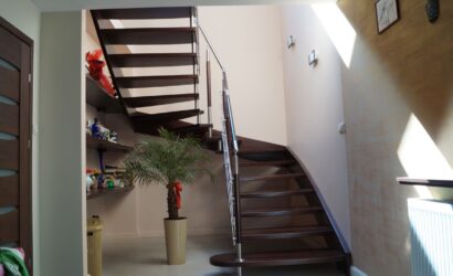Schody policzkowe z metalowymi balustradami