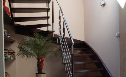 Schody policzkowe z metalowymi balustradami