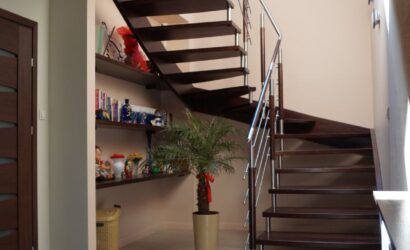 Schody policzkowe z drewnianymi balustradami