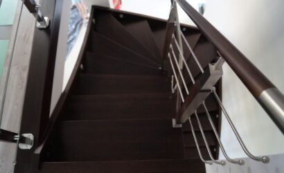 Schody policzkowe z drewnianymi balustradami