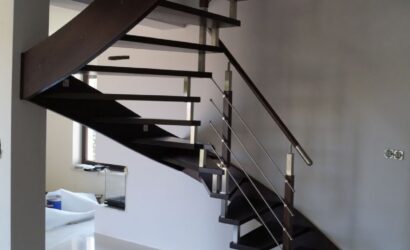 Schody policzkowe z drewnianymi balustradami