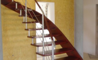 Schody policzkowe z metalowymi balustradami