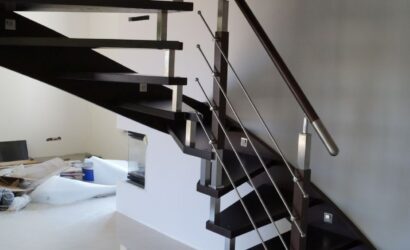 Schody policzkowe z metalowymi balustradami