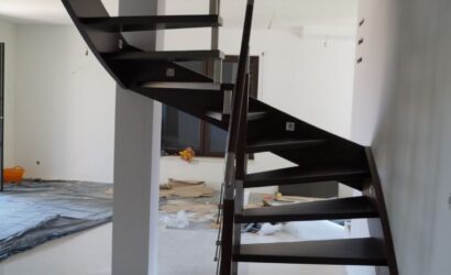 Schody policzkowe z metalowymi balustradami