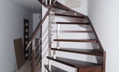 Schody policzkowe z drewnianymi balustradami