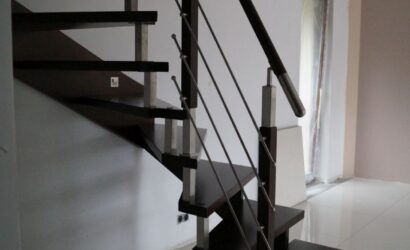 Schody policzkowe z drewnianymi balustradami