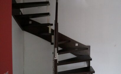 Schody policzkowe z drewnianymi balustradami
