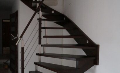 Schody policzkowe z drewnianymi balustradami