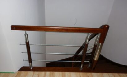 Schody policzkowe z drewnianymi balustradami
