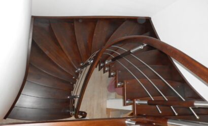 Schody policzkowe z drewnianymi balustradami