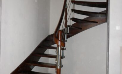 Schody policzkowe z drewnianymi balustradami