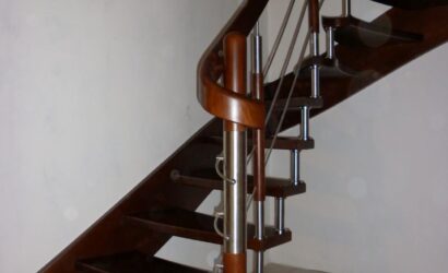 Schody policzkowe z drewnianymi balustradami