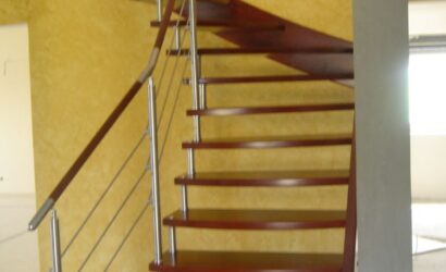 Schody policzkowe z metalowymi balustradami