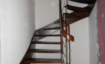 Schody policzkowe z drewnianymi balustradami