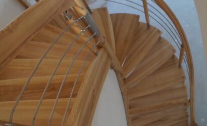 Schody policzkowe z drewnianymi balustradami