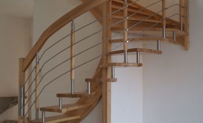 Schody policzkowe z metalowymi balustradami