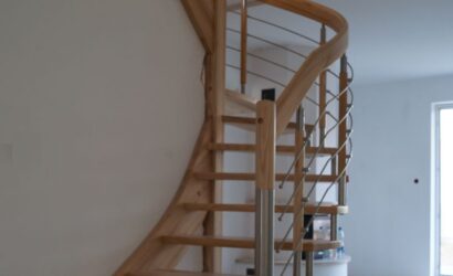 Schody policzkowe z metalowymi balustradami