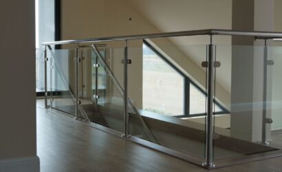 Schody policzkowe ze szklanymi balustradami