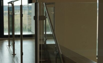 Schody policzkowe ze szklanymi balustradami