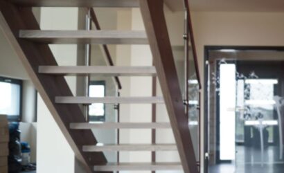 Schody policzkowe ze szklanymi balustradami