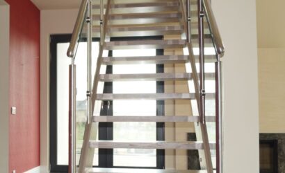 Schody policzkowe z metalowymi balustradami