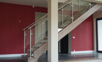 Schody policzkowe z metalowymi balustradami