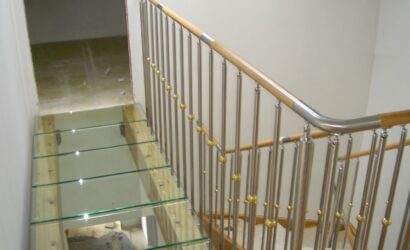 Schody policzkowe z metalowymi balustradami
