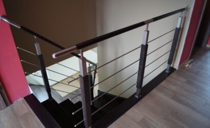 Schody policzkowe z metalowymi balustradami