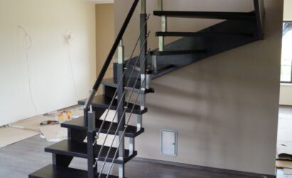 Schody policzkowe z metalowymi balustradami