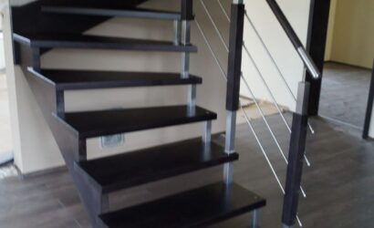 Schody policzkowe z metalowymi balustradami