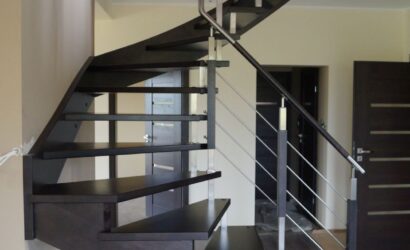 Schody policzkowe z metalowymi balustradami