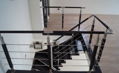 Schody policzkowe z metalowymi balustradami
