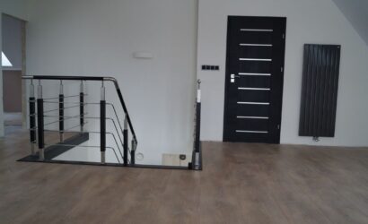 Schody policzkowe z metalowymi balustradami