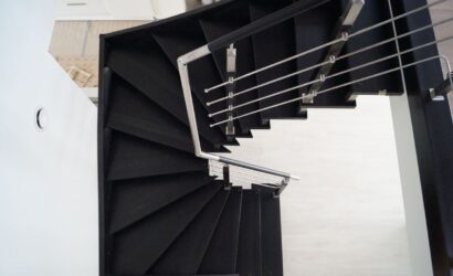 Schody policzkowe z metalowymi balustradami