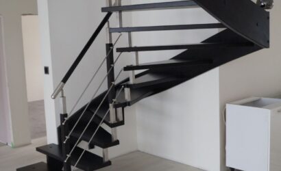 Schody policzkowe z metalowymi balustradami