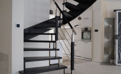 Schody policzkowe z metalowymi balustradami