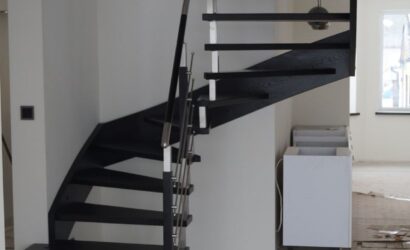 Schody policzkowe z metalowymi balustradami