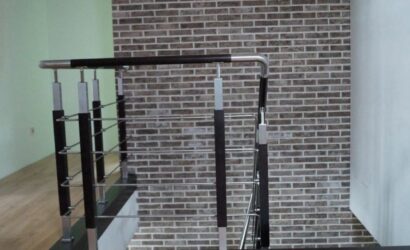 Schody policzkowe z metalowymi balustradami