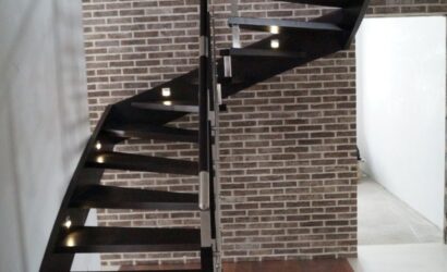 Schody policzkowe z metalowymi balustradami