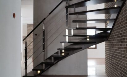 Schody policzkowe z metalowymi balustradami