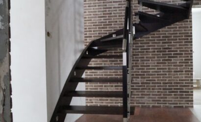 Schody policzkowe z metalowymi balustradami