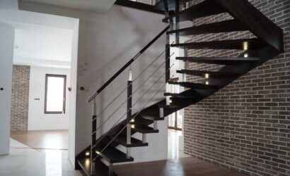 Schody policzkowe z metalowymi balustradami