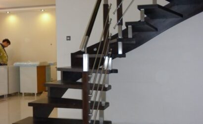 Schody policzkowe z metalowymi balustradami