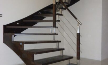 Schody policzkowe z metalowymi balustradami