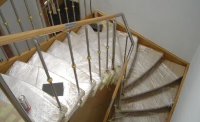 Schody policzkowe z metalowymi balustradami